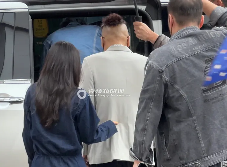 沈玉琳老婆芽芽亦步亦趨照顧他。特勤中心攝