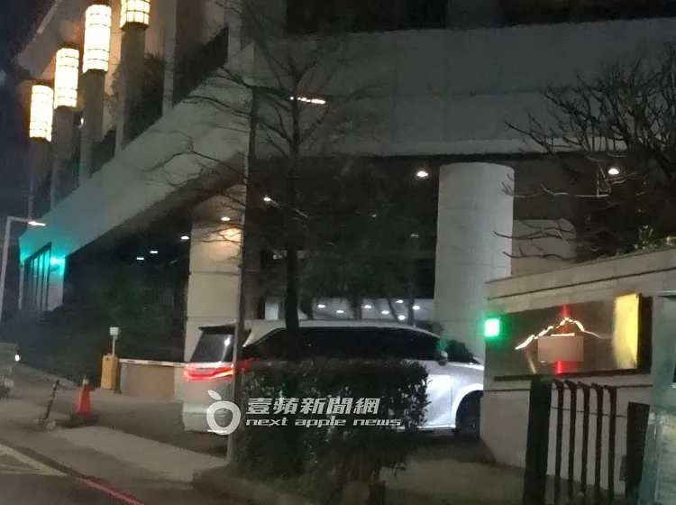 晚間保母車開進淡水6000萬元景觀豪宅。特勤中心攝