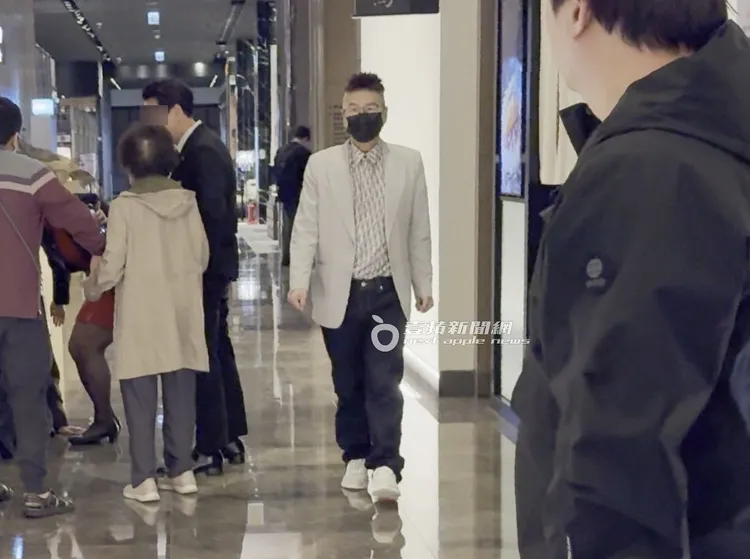 沈玉琳慢慢走去廁所。特勤中心攝