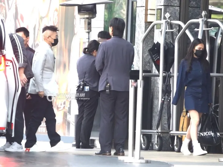 沈玉琳下車時，腳步顯得緩慢。特勤中心攝