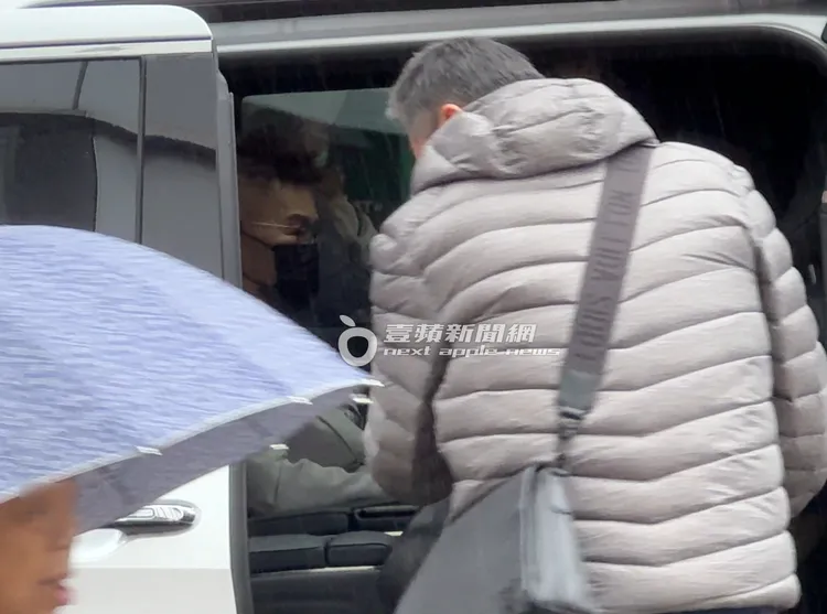 沈玉琳和芽芽乘坐保母車離開。特勤中心攝