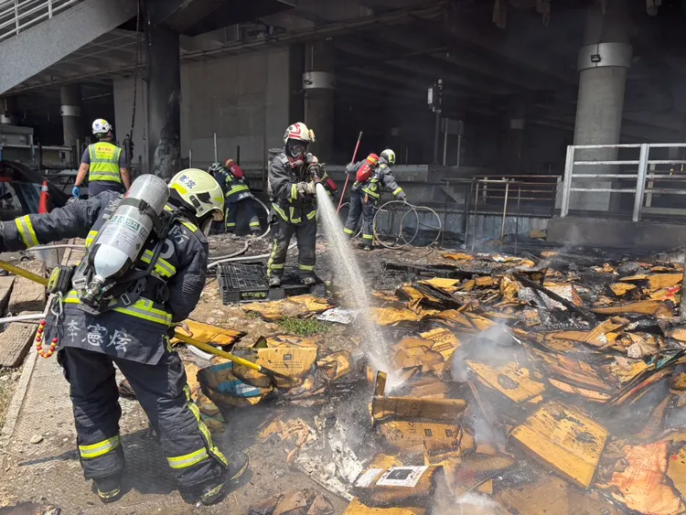 警消據報到場灌救，發現是台鐵外包清潔公司回收區起火。民眾提供
