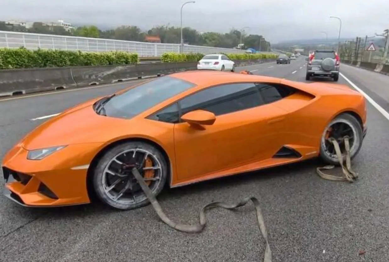 黃男開著要價千萬的橘色藍寶堅尼南下台中參加車聚，不料卻發生意外。翻攝照片