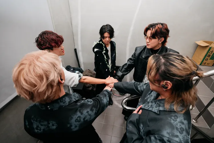 胡凱兒上台前為彼此加油打氣。 Who Cares胡凱兒提供