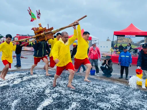 轎入浪濤、火光沖天　野柳淨港百名勇士水火試煉撼元宵