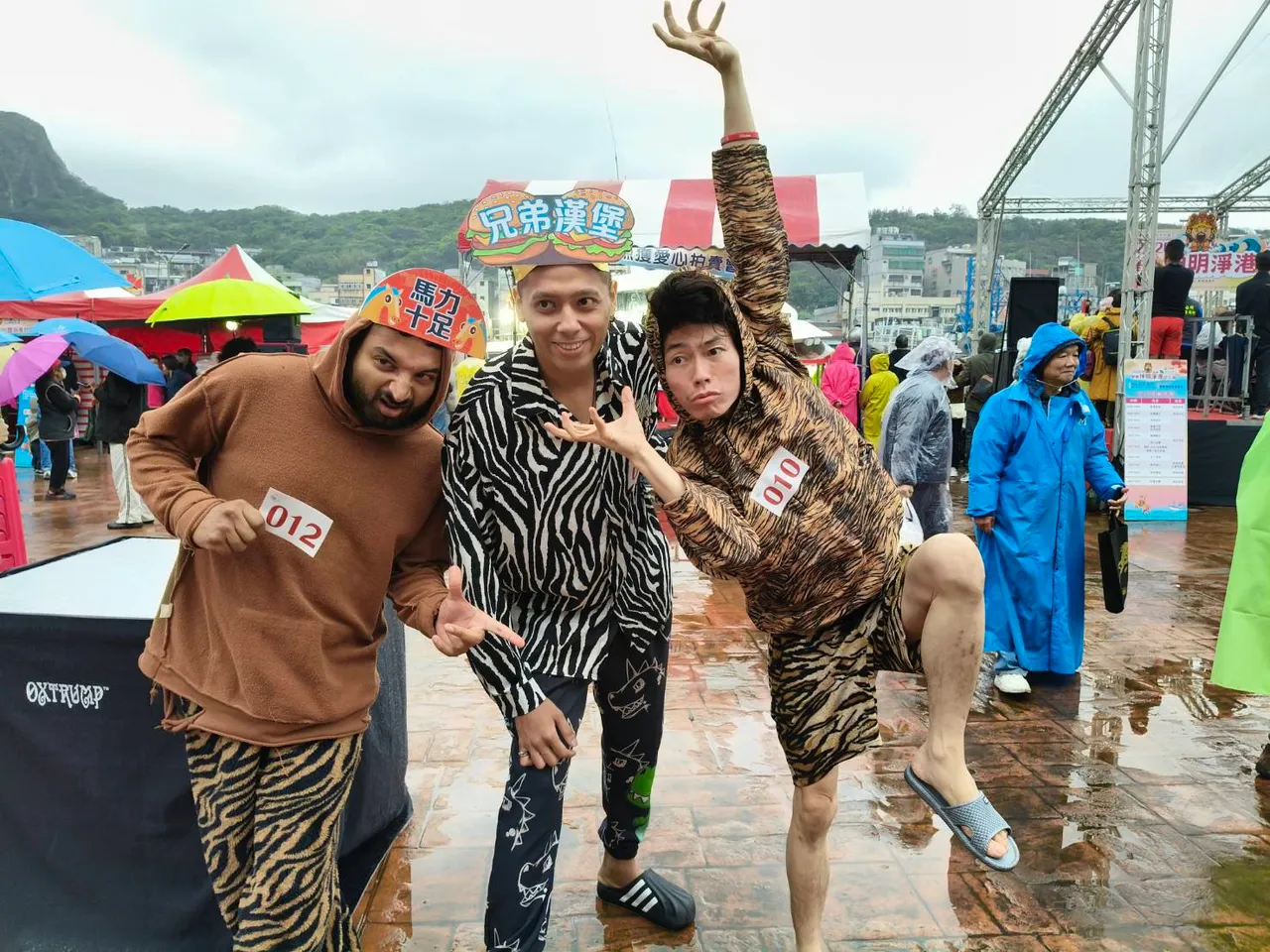 前反骨男孩 瑋哥(右) 、波力士(左) 、兄弟漢堡(中 ) 組成兩光馬馬虎虎合唱團，低溫淨港初體驗，瑋哥說自己真的是死命的往前游，實在是太刺激了。公所提供