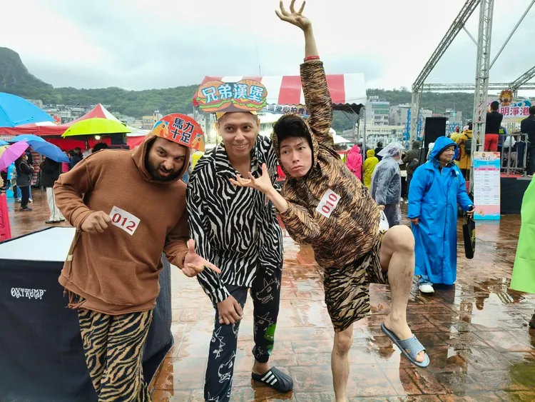 前反骨男孩 瑋哥(右) 、波力士(左) 、兄弟漢堡(中 ) 組成兩光馬馬虎虎合唱團，低溫淨港初體驗，瑋哥說自己真的是死命的往前游，實在是太刺激了。公所提供