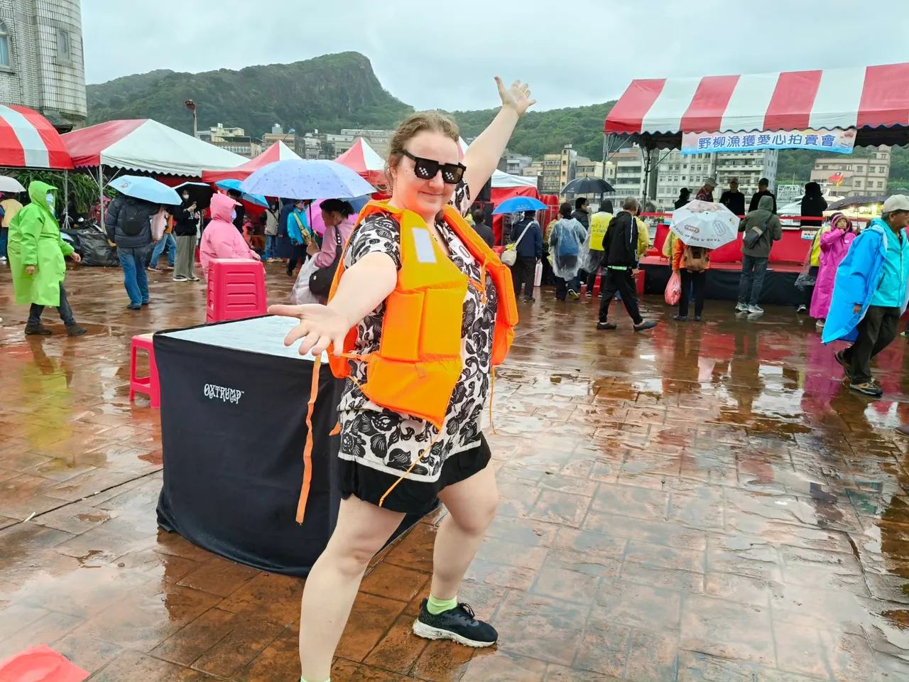 來台10年熱愛台灣的烏克蘭女孩華樂蒂，也來挑戰跳海祈福。公所提供