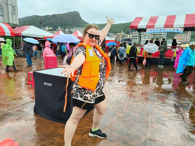 來台10年熱愛台灣的烏克蘭女孩華樂蒂，也來挑戰跳海祈福。公所提供