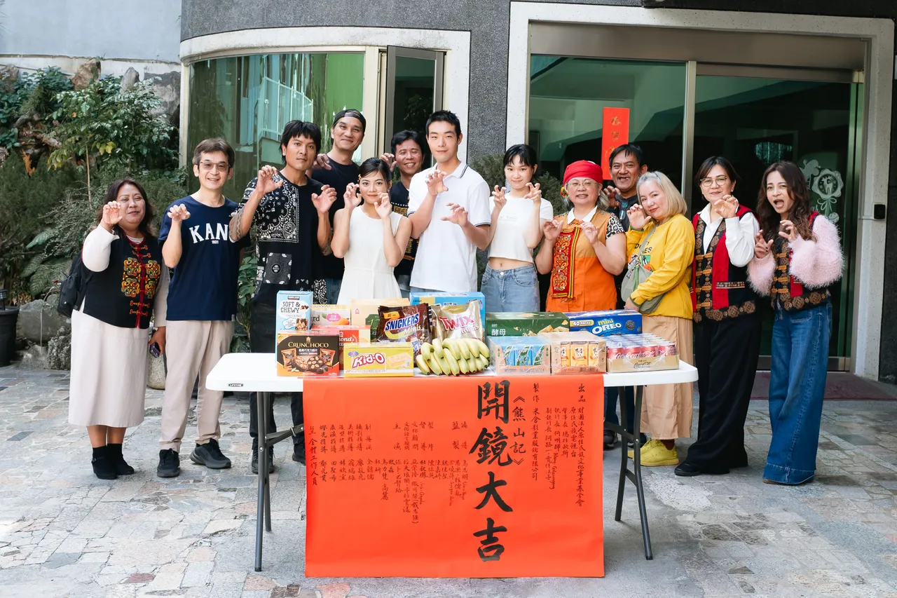 主創團隊和演員群齊聚開鏡。原民台提供