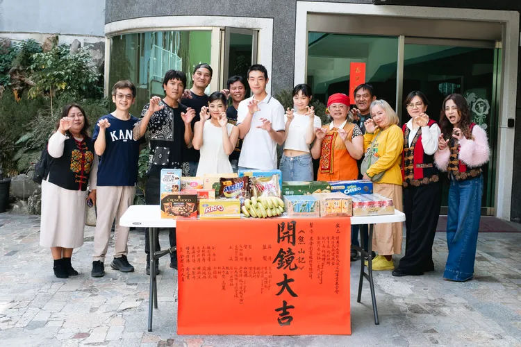 主創團隊和演員群齊聚開鏡。原民台提供