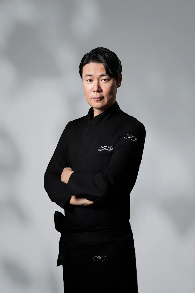 首爾超人氣餐廳「CHOI.」主廚、同時亦為韓國《拜託了冰箱》與《黑白大廚》的明星主廚崔鉉碩 (Choi Hyun-seok)，以法式料理技法重新詮釋韓國食材與地方風味，展現現代 Fine Dining 的精緻。業者提供