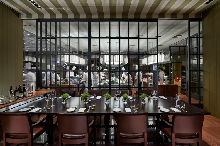 台北文華東方酒店「Bencotto」義大利餐廳，由廚藝團隊選用最新鮮的當令食材，在開放式廚房為賓客烹製經典道地的義式美食，亦提供豐富的調飲珍釀。業者提供