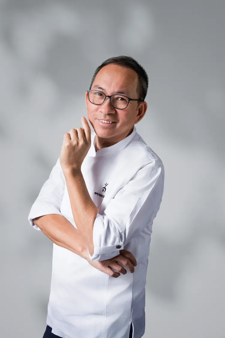 世界級競賽冠軍得主、國際級烘焙職人吳寶春師傅 (Wu Pao Chun)，他為台灣職人精神代表人物，以深厚技藝與土地連結，將傳統麵包工藝推向國際高度，為亞洲餐飲產業建立具長遠影響力。業者提供