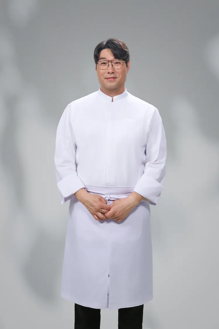 韓國知名主廚與料理媒體人吳世得 (Oh Se-deuk)，擁有超過18年的廚藝經驗為「親密 Chinmeal」現代法式餐廳主廚，並於近期擔任韓劇《暴君的廚師》美食顧問。業者提供
