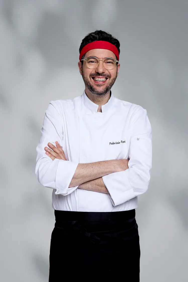 義大利米其林一星餐廳主廚法布里齊奧・費拉里 (Fabrizio Ferrari)，現為韓國首爾「Fabrizio’s Kitchen」餐廳主廚，以結合義大利傳統料理與當代創新技法而聞名。業者提供