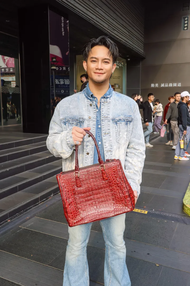 大Q秉洛遇貴氣粉絲當場毫贈精品包。 众悅娛樂提供