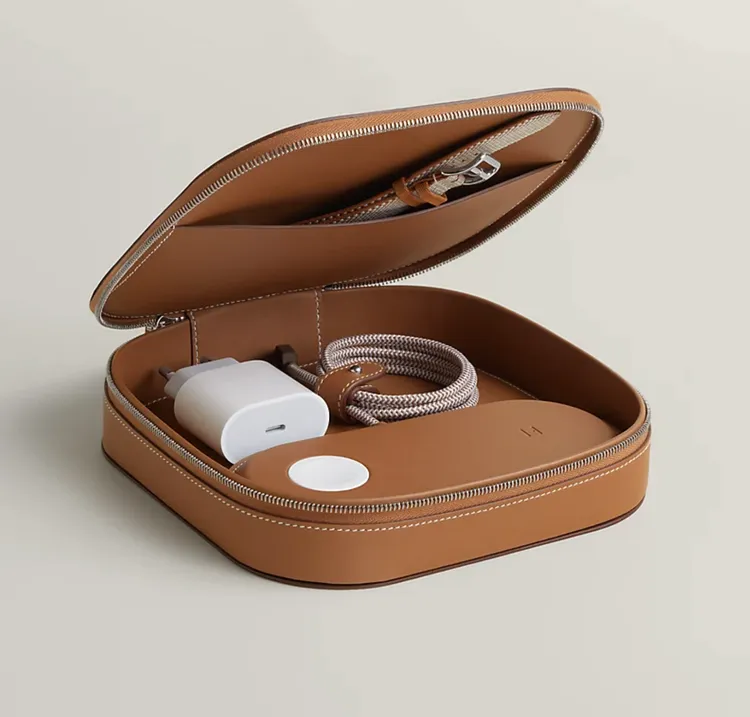 Paddock充電器亦推出搭配皮革收納盒的套裝版本，可將充電器、USB-C線材與充電器頭整齊收納。Hermès官網