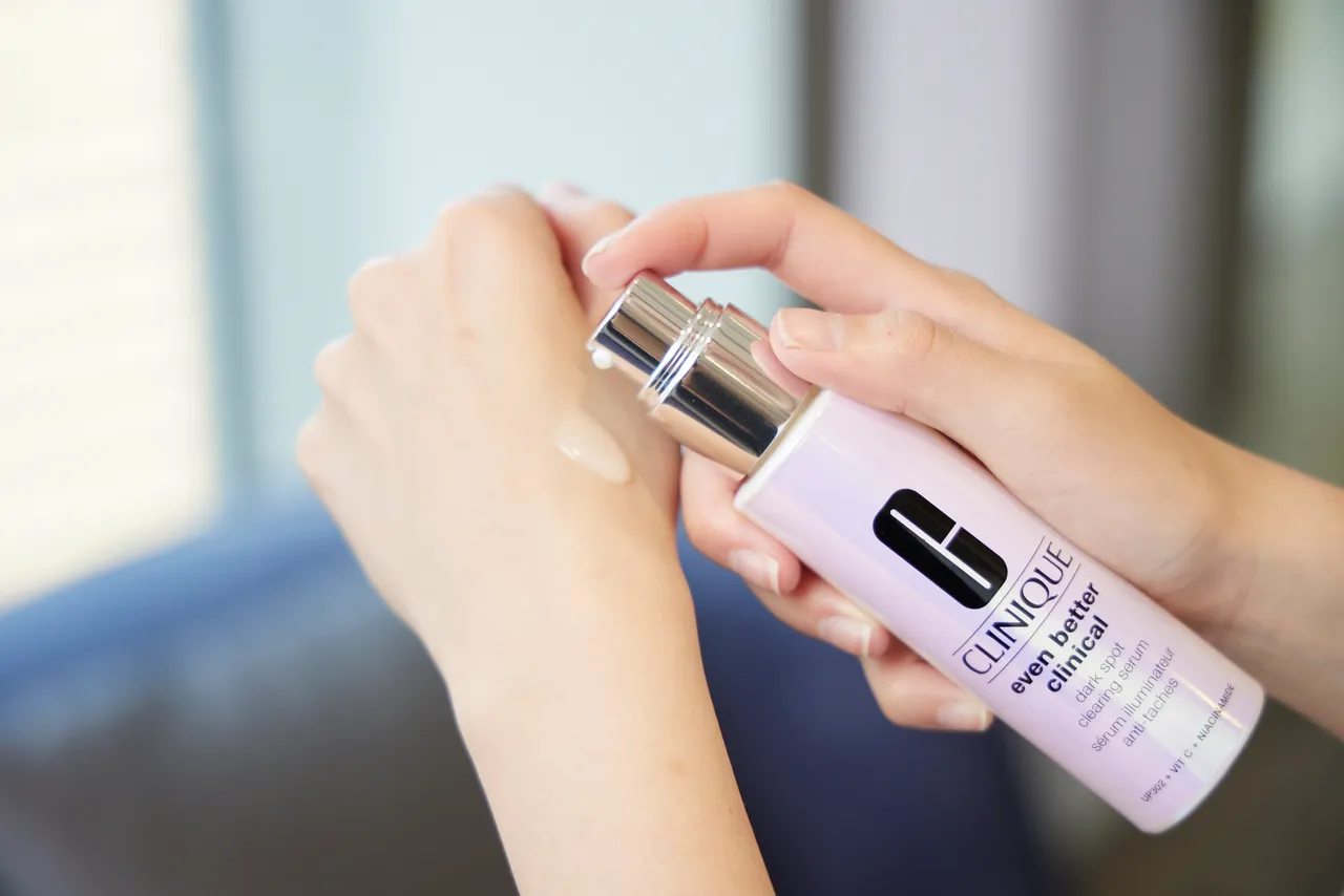 倩碧超激光勻淨白淡斑精華PRO，30ml／2900元、50ml／4000元。品牌提供