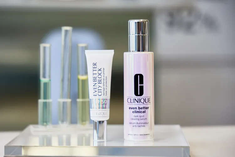 倩碧新品超激光勻淨白淡斑精華PRO以及勻淨亮膚 UV 隔離乳，主打「皮秒精華+4D隔離」。品牌提供