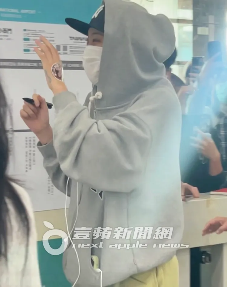 李泳知心情很好，一路狂簽。陳薇安攝