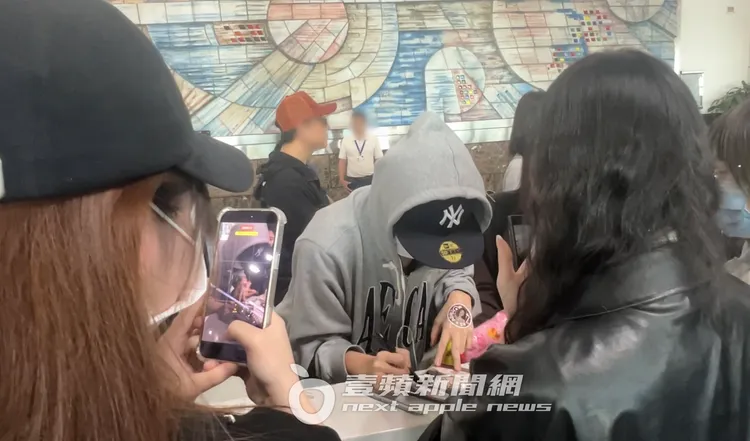 李泳知狂簽10分鐘，創小港機場新紀錄。陳薇安攝