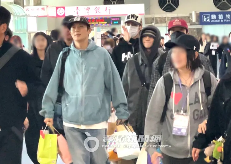 Highlight隊長尹斗俊（左）雙手拿著禮物，梁耀燮戴著帽T走在旁邊，走在最後的孫東雲揮手致意。陳薇安攝