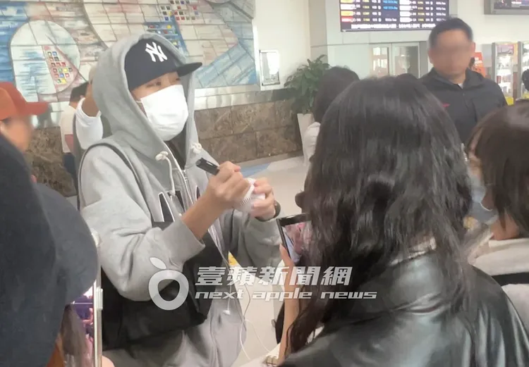 李泳知幫粉絲簽名在棒球上。陳薇安攝