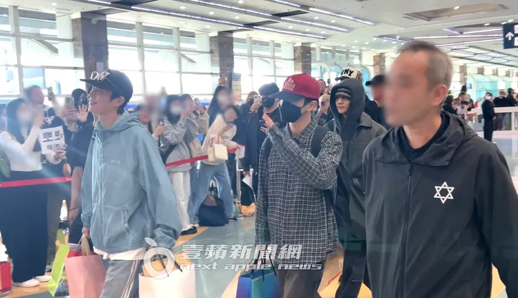 李起光（右）兩側的粉絲都照顧到。陳薇安攝