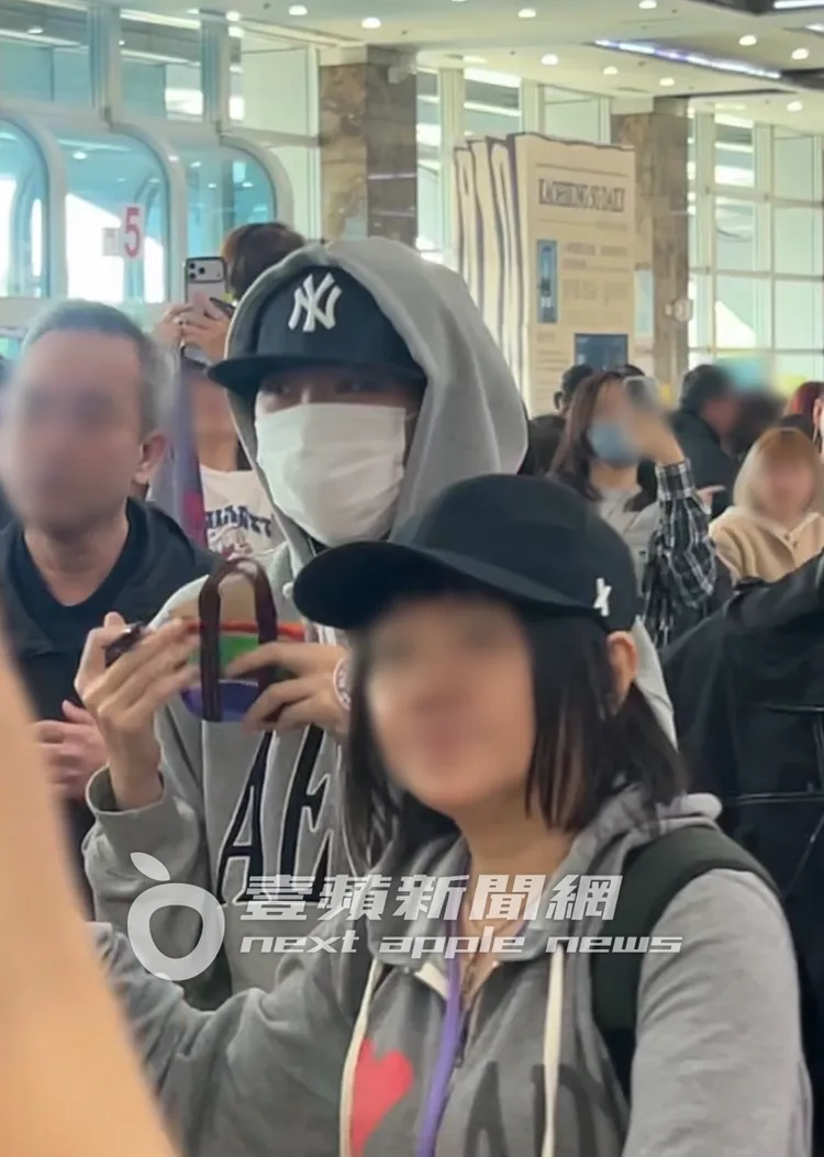 李泳知手裡拿著粉絲送的小茄芷袋。陳薇安攝