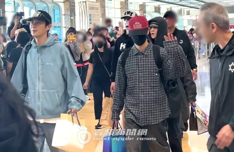 李起光（右）揮手打招呼。陳薇安攝