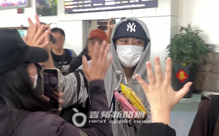 李泳知喜收小泡芙，逐一跟粉絲擊掌。陳薇安攝