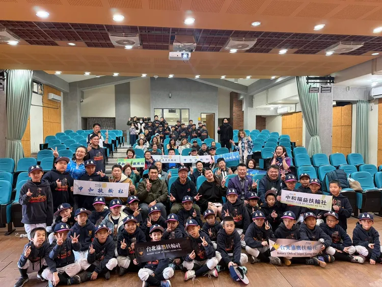 梁軒安創立的扶輪社贊助棒球隊。翻攝自台北雄鷹扶輪社臉書