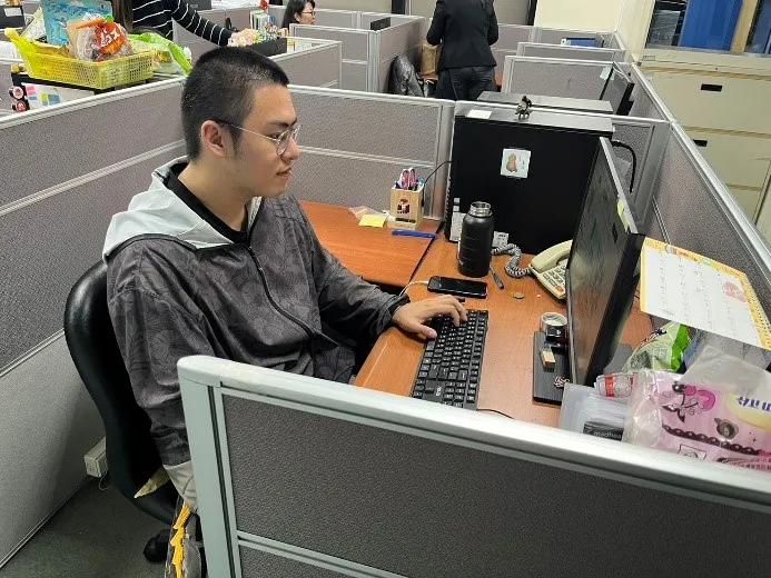 畢業於崑山科技大學公共關係廣告系的蘇冬坡，跨域轉職到財團法人西子灣教育基金會擔任專案助理，成功開創職涯新視野。