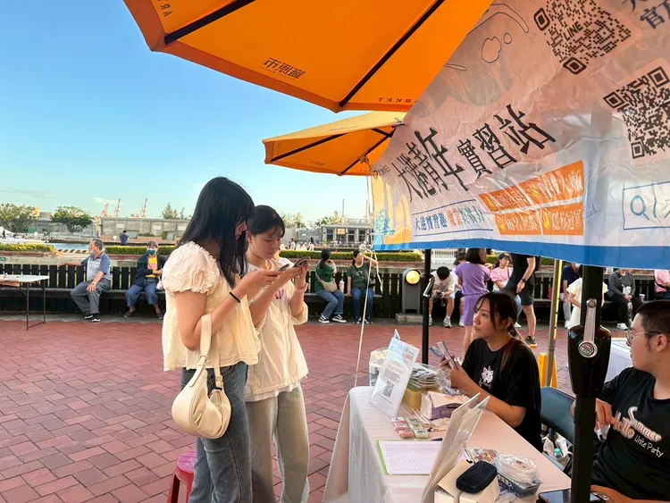 青年局於大型活動現場設攤宣傳「114年大港青年實習媒合計畫」，向青年學子說明實習資源與申請方式，提升政策能見度。