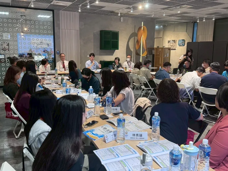 「114年大港青年實習媒合計畫」主管聯繫會議邀集大專院校與合作企業代表交流意見，強化產學合作機制與制度精進方向。