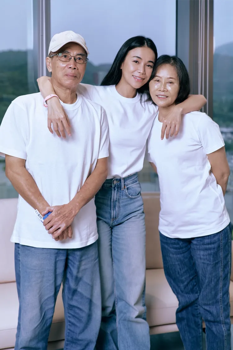 林芯儀（中）感謝父母加油打氣。旺多福多媒體工作室提供