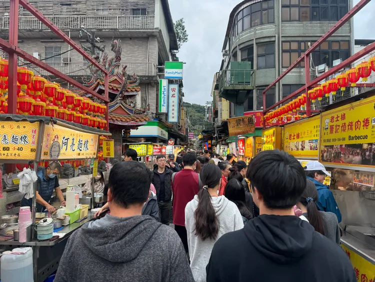 士林夜市人潮多集中在慈諴宮周邊區域。張綵茜攝