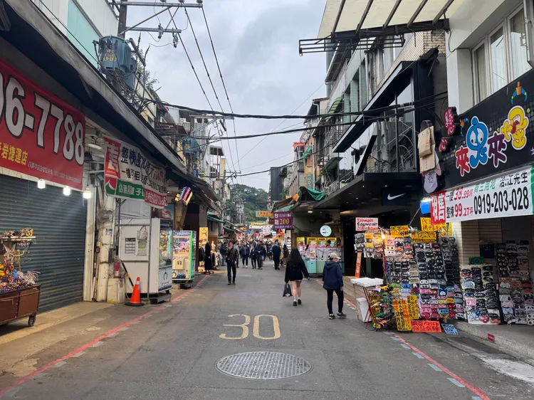 士林夜市假日傍晚主幹道大東街顯得人潮稀落。張綵茜攝