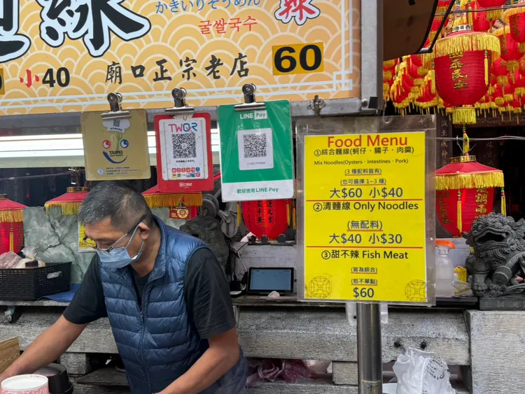 士林夜市攤位提供電子支付服務，但部分攤商認為手續費增加成本。張綵茜攝