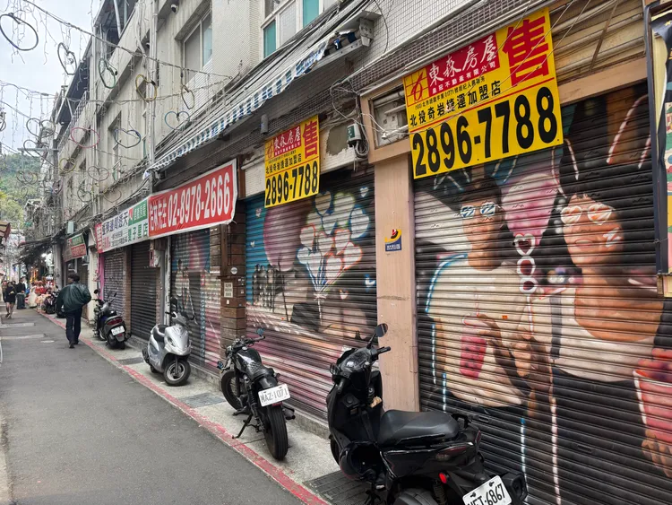 夜市內巷弄店面空置等待租售。張綵茜攝