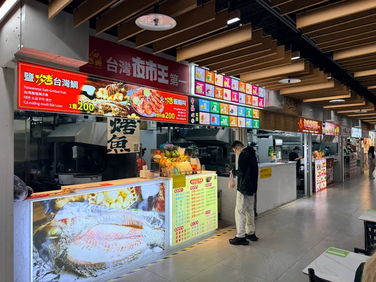 地下街翻新後攤商減少、成本增加。攝影中心攝