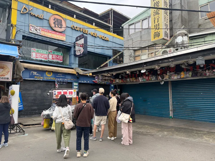 文林路101巷內攤販在閒置店面前做生意。張綵茜攝