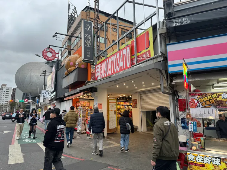 士林夜市傍晚街道景況。張綵茜攝