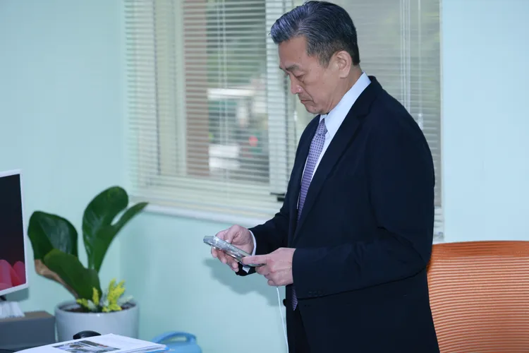 民進黨立委王定宇，今日一早在立法院辦公室受訪，並在受訪後查看手機。彭欣偉攝