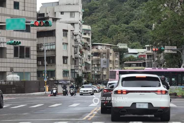 隔天12月27日中午，劉怡萱與立委王定宇在家過夜共度17小時，再度同車外出。特勤中心攝