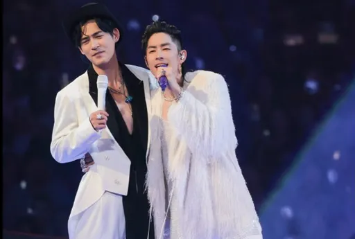 周渝民演唱會出包對工作人員下跪道歉！阿信直播爆料想問「你頭殼壞掉」