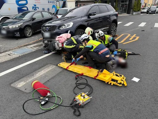 痛爆！休旅車、機車對撞女騎士捲車底　小腿開放性骨折送醫