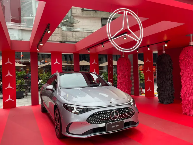 純電版車頭導入發光星芒水箱護罩，由多組LED元件構成，夜間具備高度辨識性，成為新世代設計亮點之一。林浩昇攝