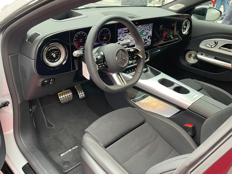 車內搭載MBUX Superscreen雙14吋螢幕，整合導航、娛樂與車輛資訊，提升數位互動體驗。林浩昇攝